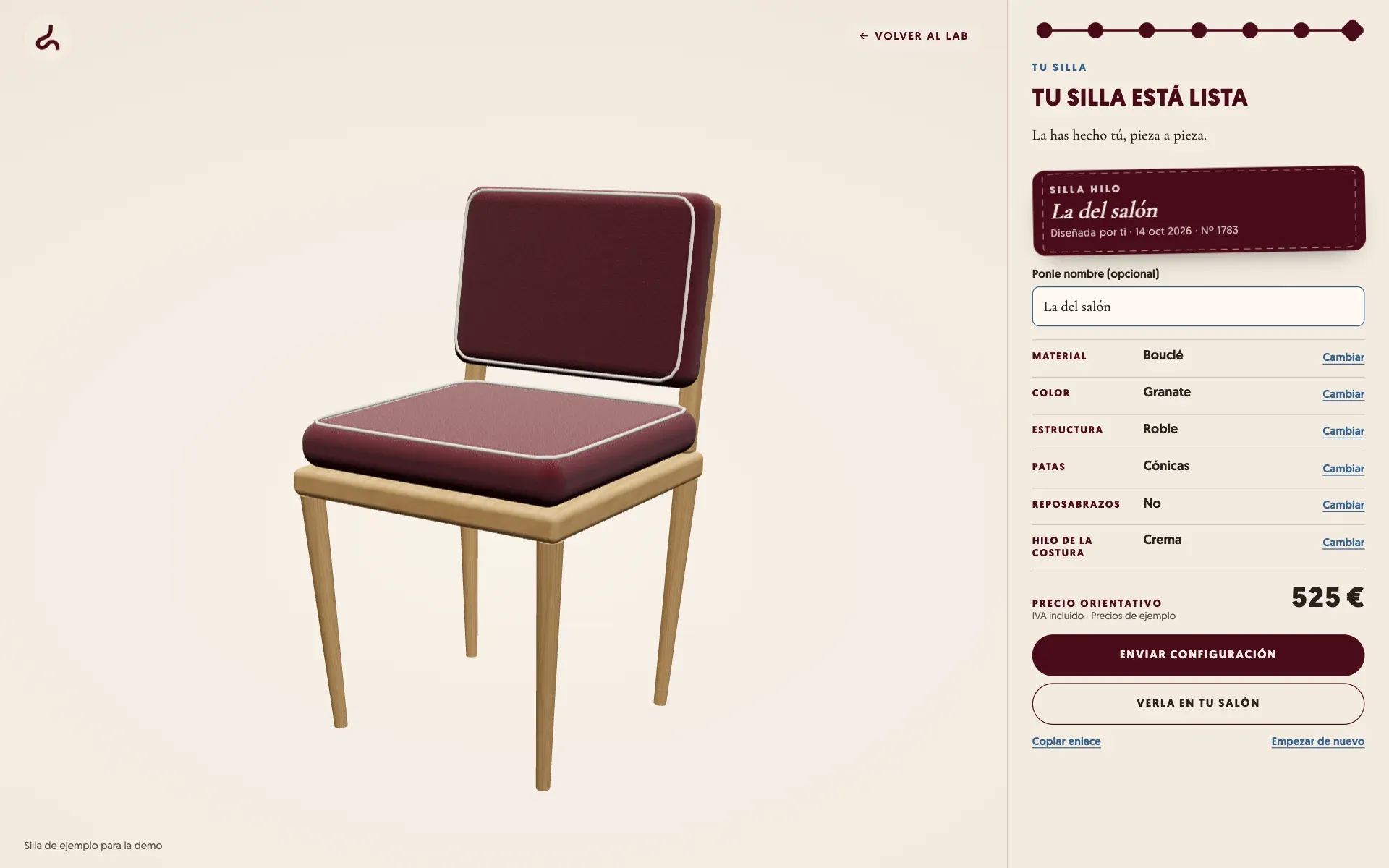 Silla tapizada en bouclé granate terminada en el configurador, con su etiqueta cosida «La del salón» y el resumen de la configuración